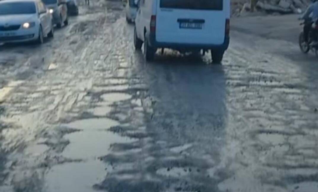 Antakya’nın en işlek güzergâhlarından biri olan Şükrü Balcı Caddesi, yağışlarla