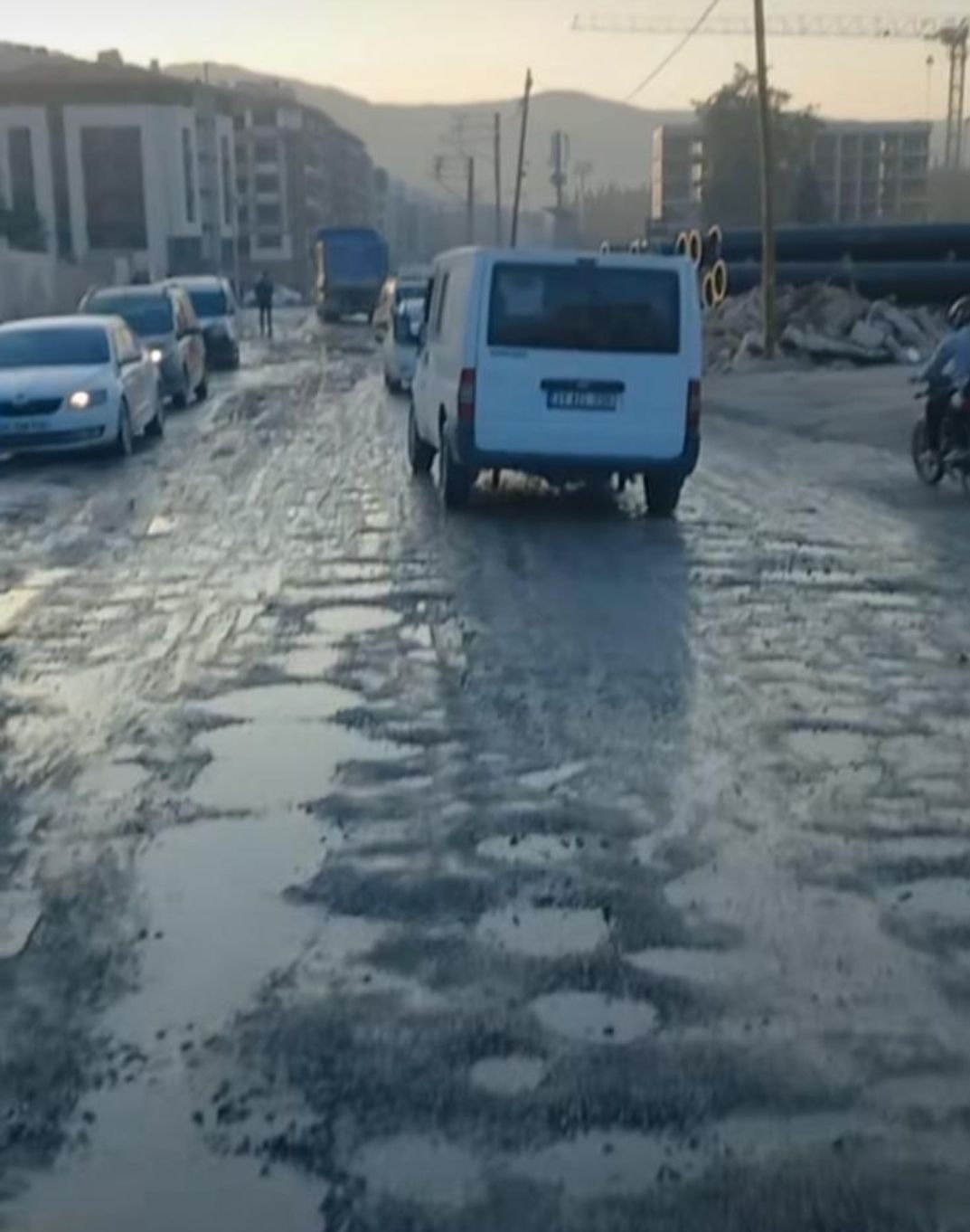 Antakya’nın en işlek güzergâhlarından biri olan Şükrü Balcı Caddesi, yağışlarla