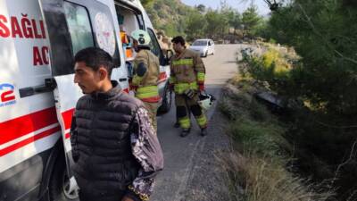 Hatay’ın İskenderun ilçesinde uçuruma yuvarlanan motosikletteki iki kişi yaralandı. Edinilen