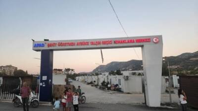 Hatay’ın Defne ilçesindeki kamu görevlilerinin kaldığı konteyner kentin boşaltılması istendi.