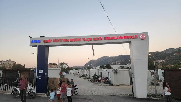 Hatay’ın Defne ilçesindeki kamu görevlilerinin kaldığı konteyner kentin boşaltılması istendi.