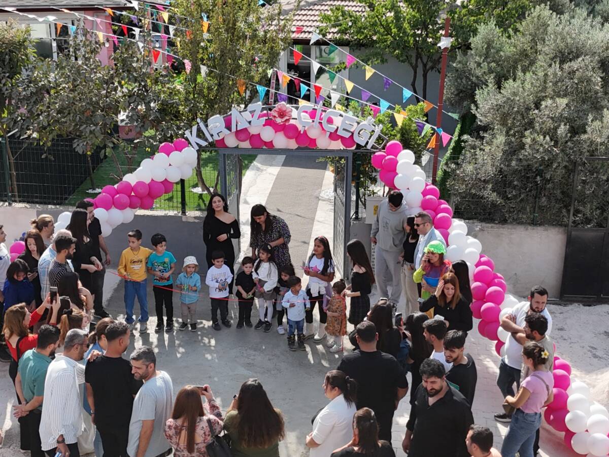 Kiraz Çiçeği’nde Çocuklar Kendi Dünyalarının Kapısını Açtı Hatay’ın Defne ilçesi Subaşı Mahallesi’nde iki kadın girişimcinin hayaliyle hayata