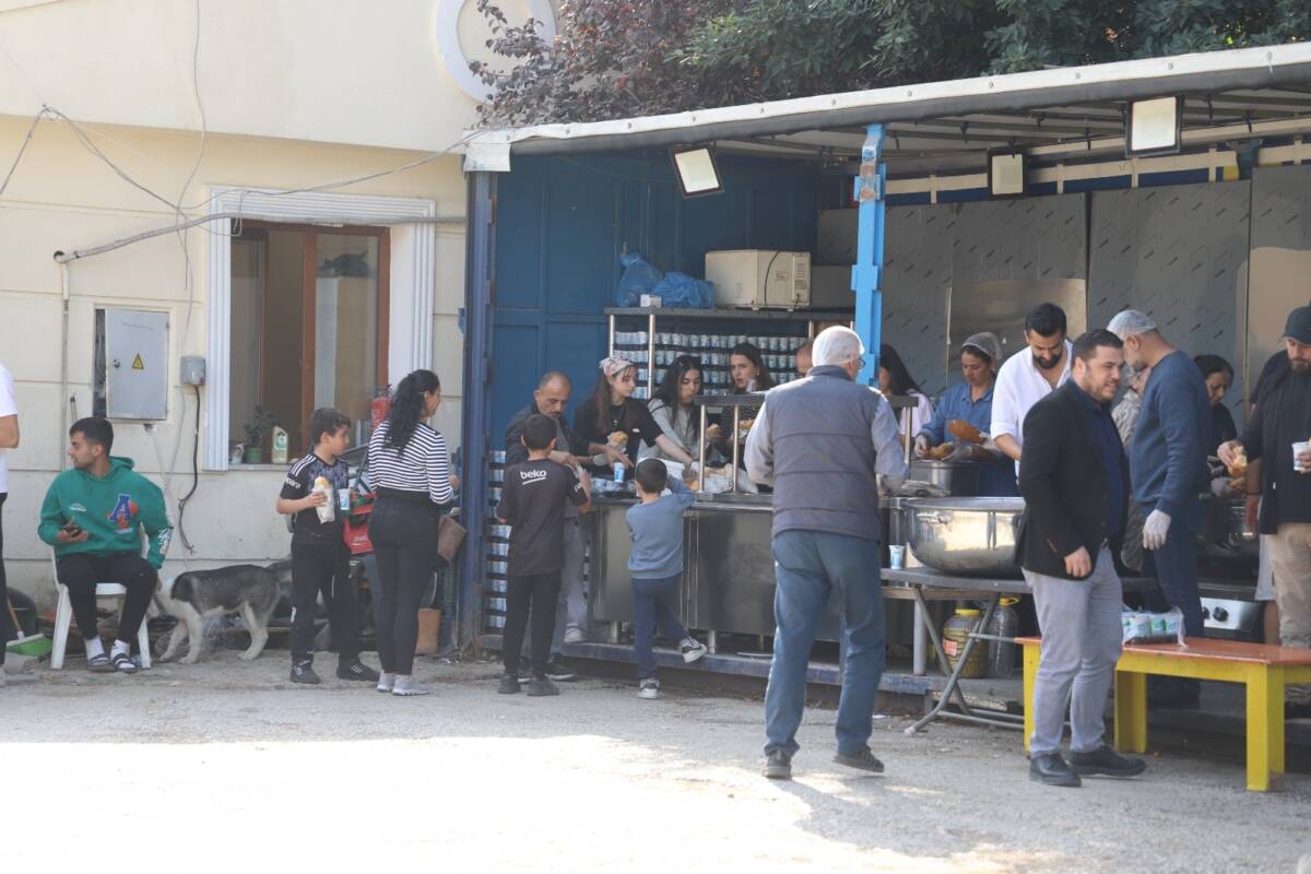 Hatay’da deprem sonrasında süren dayanışma örneklerine bir yenisi eklendi. Adanalı