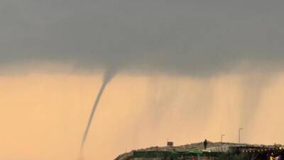 Hatay’ın Samandağ ilçesi açıklarında deniz yüzeyinde oluşan hortum kısa süreli