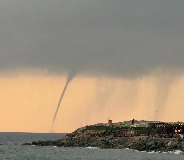 Hatay’ın Samandağ ilçesi açıklarında deniz yüzeyinde oluşan hortum kısa süreli