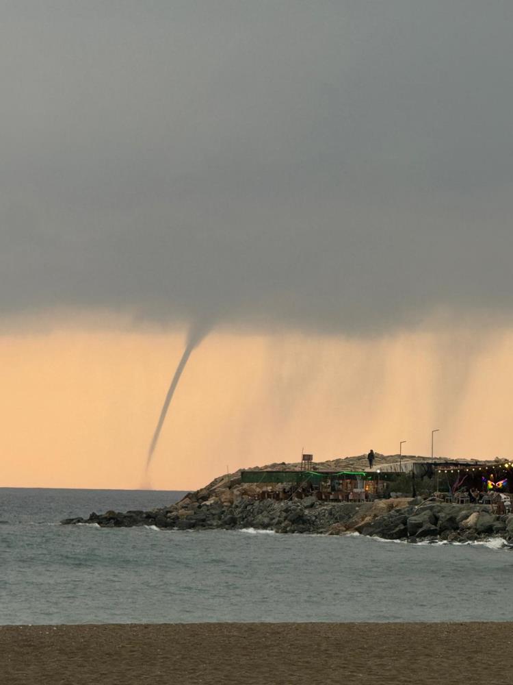 Hatay’ın Samandağ ilçesi açıklarında deniz yüzeyinde oluşan hortum kısa süreli