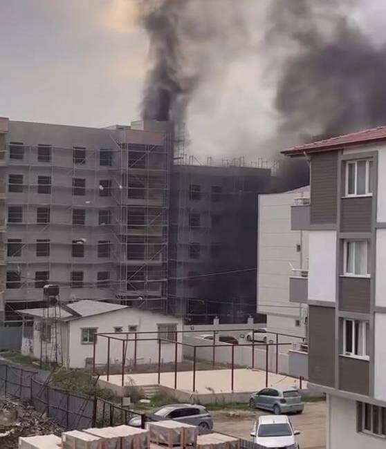Hatay’ın Antakya ilçesinde bulunan bir inşaat alanında çıkan yangın, kısa