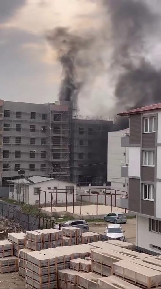 Hatay’ın Antakya ilçesinde bulunan bir inşaat alanında çıkan yangın, kısa