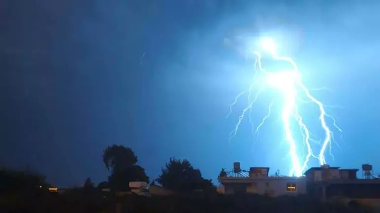 Hatay’da akşam saatlerinde etkili olan gök gürültülü sağanak yağış, geceyi