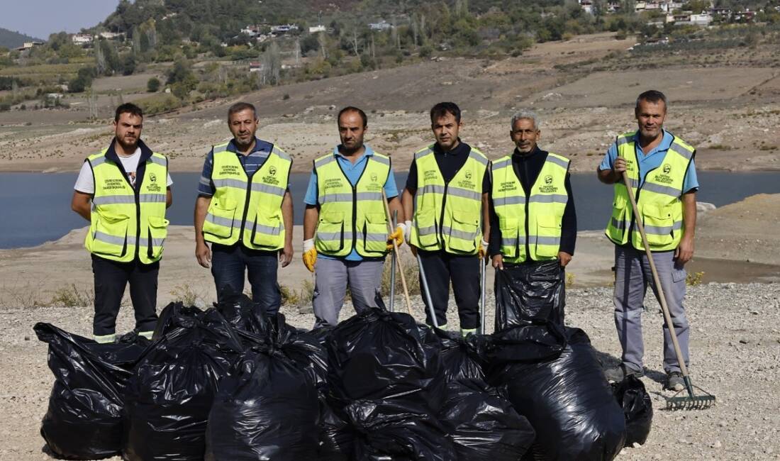 Suyu Olmayan Yayladağı Barajında Temizlik Çalışması Hatay Büyükşehir Belediyesi ekipleri, yer yer tamamen kuruyan Yayladağı Barajı’nda