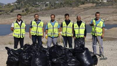 Hatay Büyükşehir Belediyesi ekipleri, yer yer tamamen kuruyan Yayladağı Barajı’nda