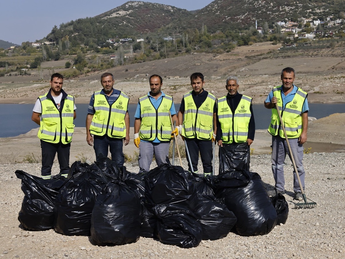 Hatay Büyükşehir Belediyesi ekipleri, yer yer tamamen kuruyan Yayladağı Barajı’nda