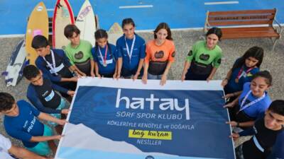 Depremin ardından dalgalarla buluşan Hataylı çocuklar, şimdi profesyonel bir sörf