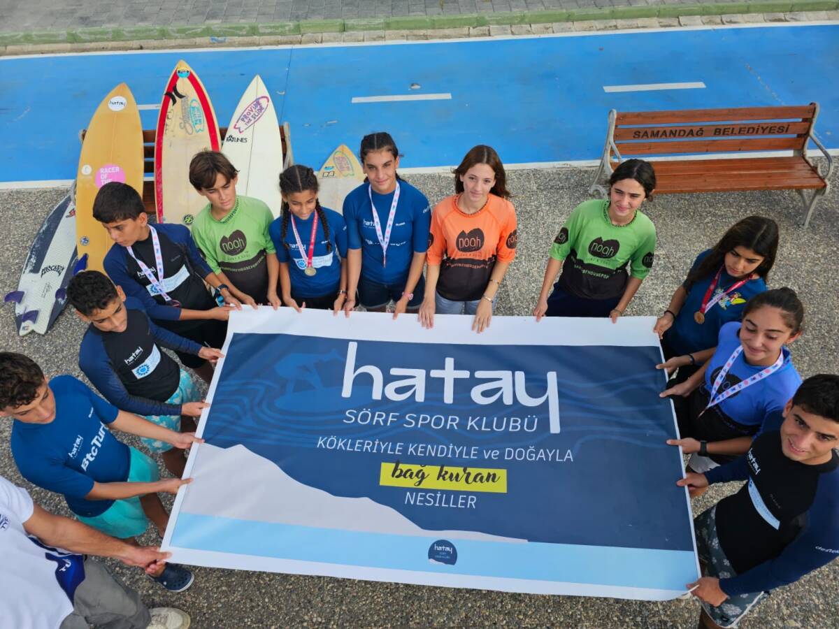 Depremin ardından dalgalarla buluşan Hataylı çocuklar, şimdi profesyonel bir sörf