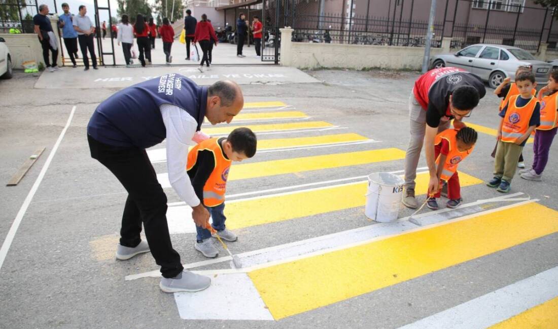 HBB’den Trafik Güvenliği Hamlesi: 3 Boyutlu Yaya Geçidi Dikkat Çekti Hatay Büyükşehir Belediyesi, “3 boyutlu yaya geçidi” projesiyle okul önlerinde