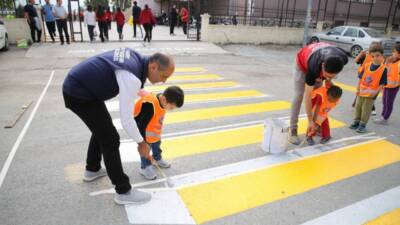 Hatay Büyükşehir Belediyesi, “3 boyutlu yaya geçidi” projesiyle okul önlerinde