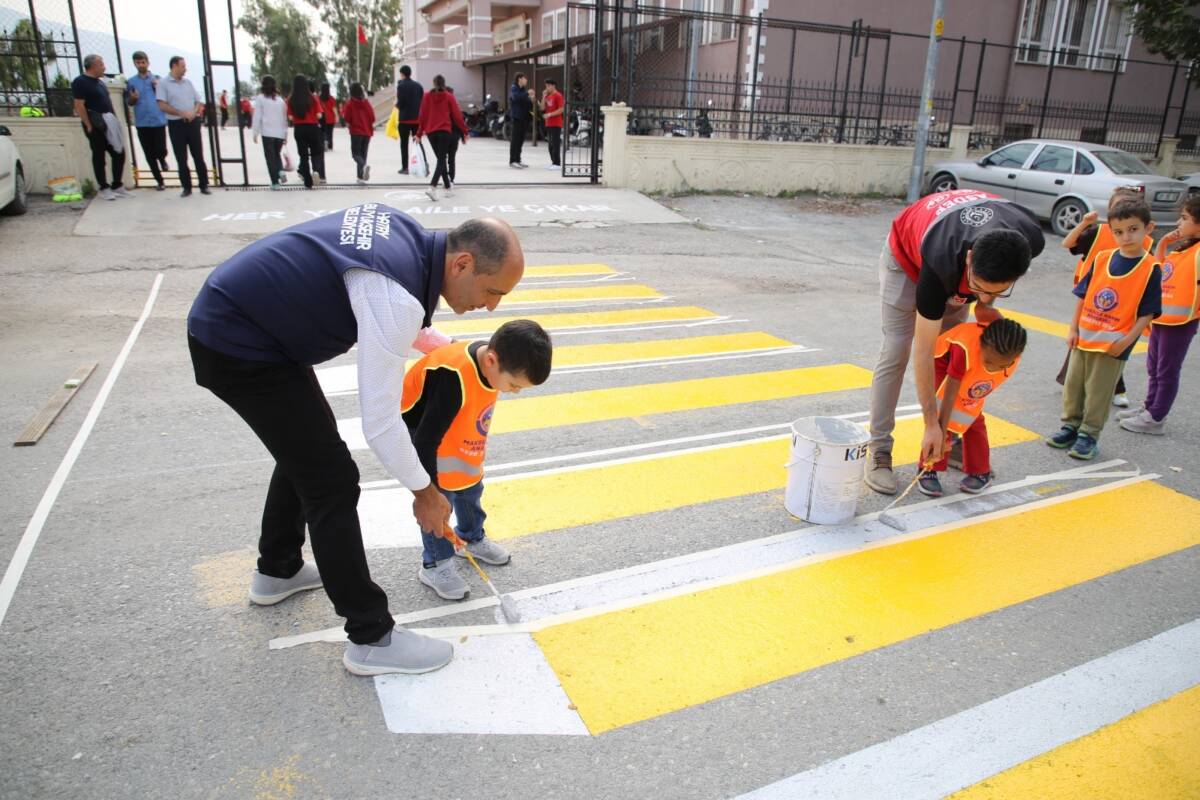 Hatay Büyükşehir Belediyesi, “3 boyutlu yaya geçidi” projesiyle okul önlerinde