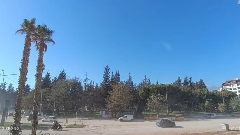 Antakyalı Dr. Behiç Ersözlü, evlerin hemen yanında yer alan, eski