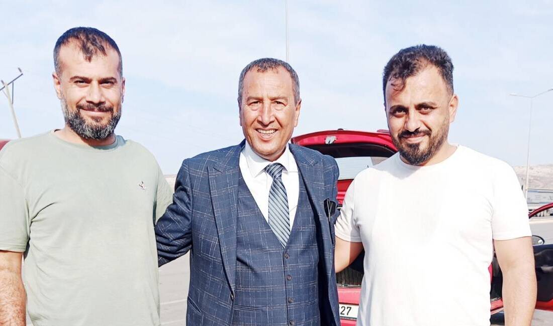 Reyhanlı’da İlginç Karşılaşma: 2 Üniversite Mezunu TIR Şoförü Reyhanlı’da yaşanan dikkat çekici bir karşılaşma, iki TIR şoförünün üniversite