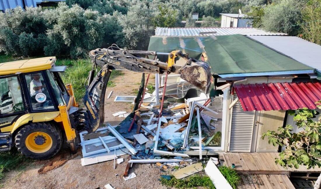 Arsuz Belediyesi kaçak yapıları yıkıyor Arsuz Belediyesi, ilçe sınırlarında yapılan kaçak inşaatları yıkıyor. Hafta içinde