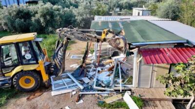 Arsuz Belediyesi, ilçe sınırlarında yapılan kaçak inşaatları yıkıyor. Hafta içinde