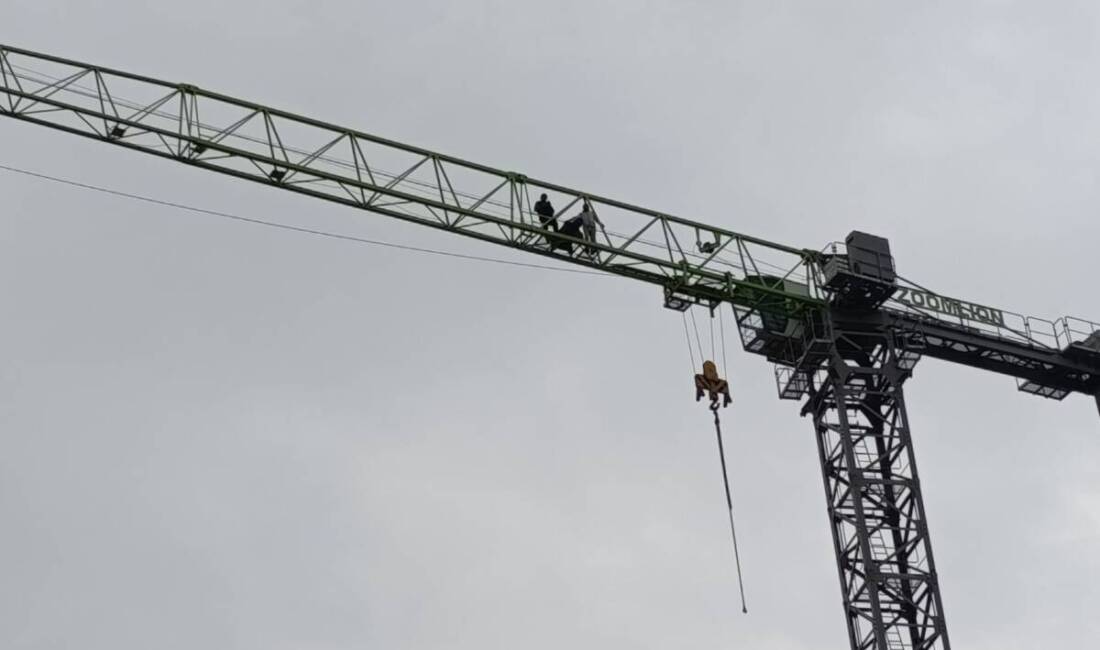 Hatay’daki TOKİ şantiyelerinde aylardır maaşlarını alamayan işçiler, çatıya ve kule