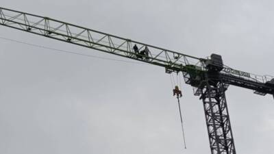 Hatay’daki TOKİ şantiyelerinde aylardır maaşlarını alamayan işçiler, çatıya ve kule