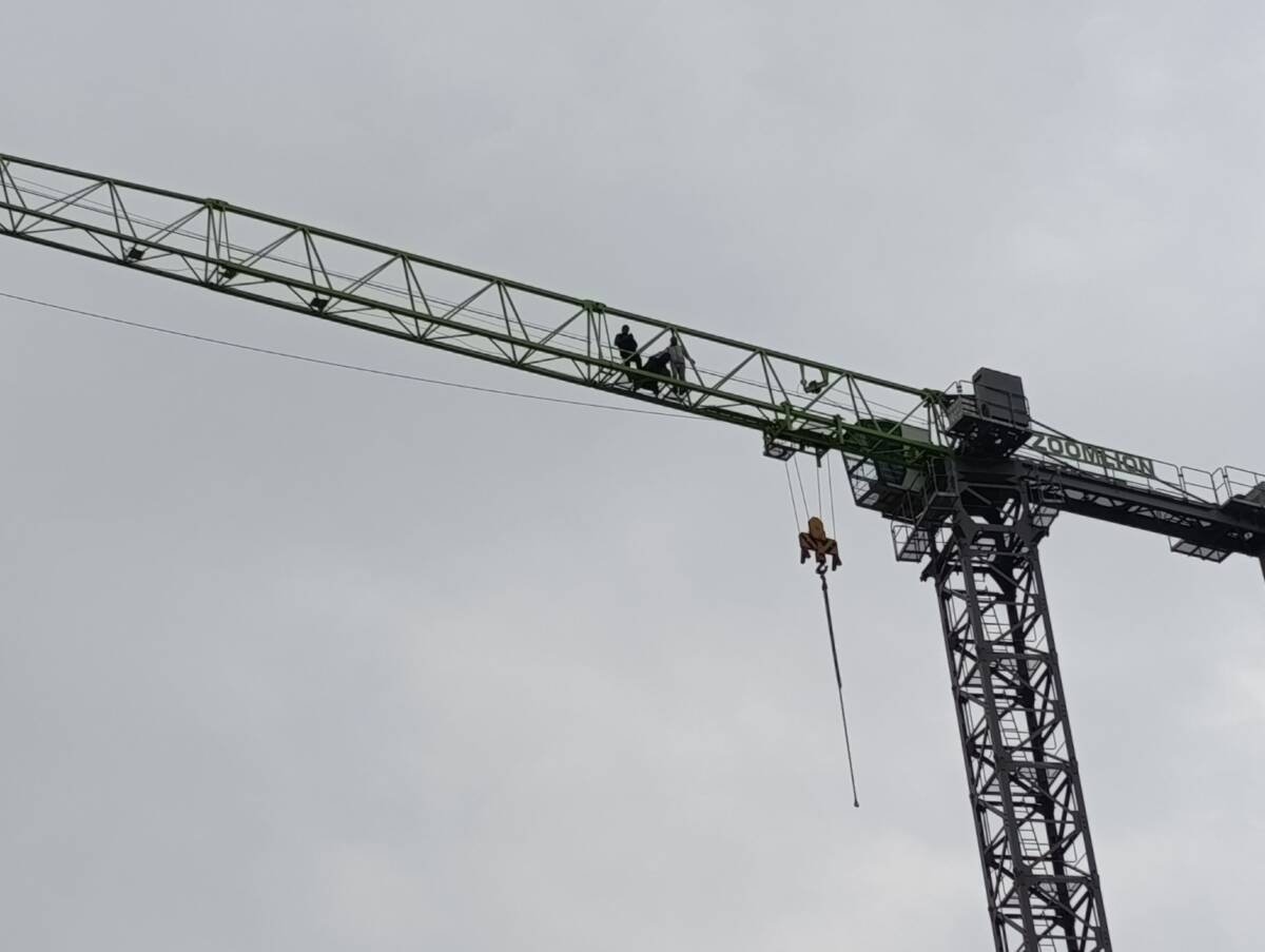 Hatay’daki TOKİ şantiyelerinde aylardır maaşlarını alamayan işçiler, çatıya ve kule