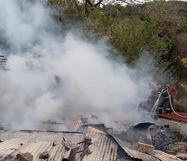 Yayladağı’nda alevler büyümeden durduruldu Hatay’ın Yayladağı ilçesine bağlı Şakşak Mahallesi’nde kullanılmayan bir binada çıkan