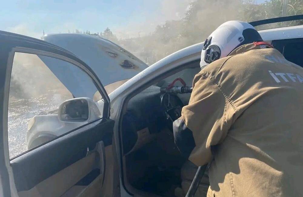 Hatay Kırıkhan’da seyir halindeyken motoru yanan cip, itfaiye ekiplerinin müdahalesiyle