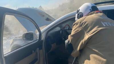 Hatay Kırıkhan’da seyir halindeyken motoru yanan cip, itfaiye ekiplerinin müdahalesiyle