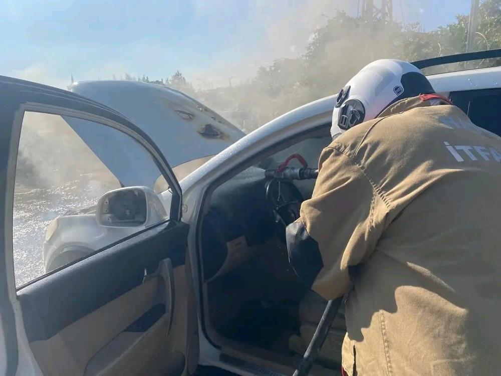 Hatay Kırıkhan’da seyir halindeyken motoru yanan cip, itfaiye ekiplerinin müdahalesiyle