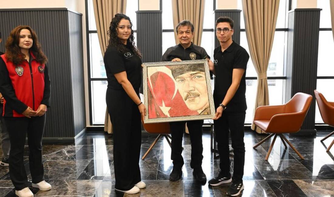 ÜNİVERSİTELİ ÖĞRENCİLERDEN EMNİYET MÜDÜRÜNE ANLAMLI HEDİYE Hatay’ın yeni İl Emniyet