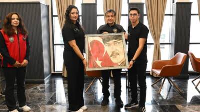 ÜNİVERSİTELİ ÖĞRENCİLERDEN EMNİYET MÜDÜRÜNE ANLAMLI HEDİYE Hatay’ın yeni İl Emniyet