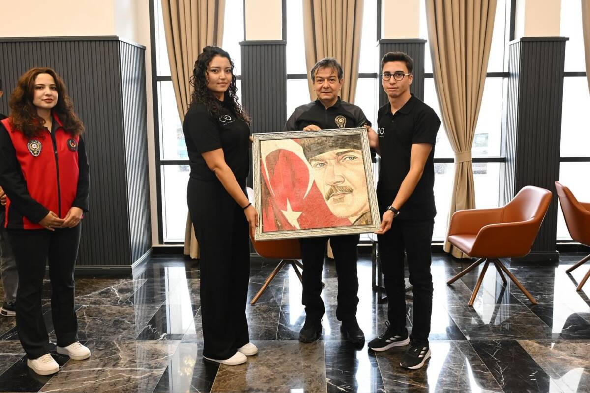 ÜNİVERSİTELİ ÖĞRENCİLERDEN EMNİYET MÜDÜRÜNE ANLAMLI HEDİYE Hatay’ın yeni İl Emniyet