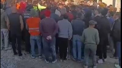 Hatay’ın Defne ilçesinde bir şantiyede çalışan inşaat işçileri, temel ihtiyaçların