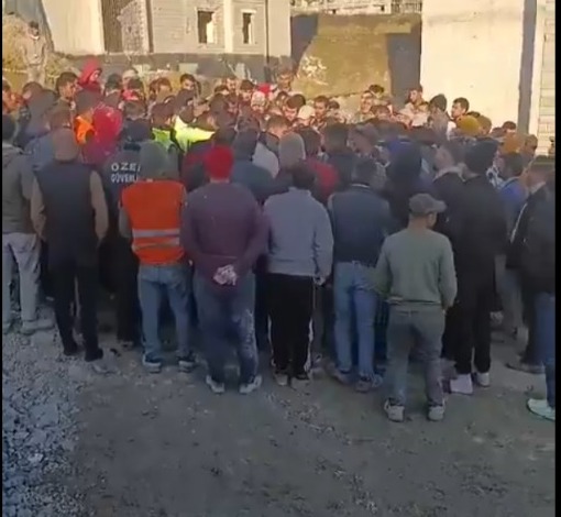 Hatay’ın Defne ilçesinde bir şantiyede çalışan inşaat işçileri, temel ihtiyaçların