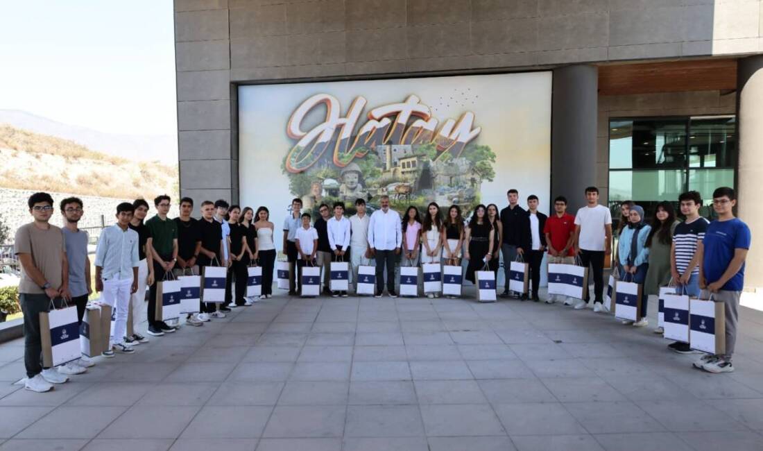 “İlk Bavulum, İlk Biletim: HBB Üniversiteli Öğrencilerin Yanında” Hatay Büyükşehir Belediyesi (HBB), Başkan Mehmet Öntürk’ün göreve başlamasının ardından