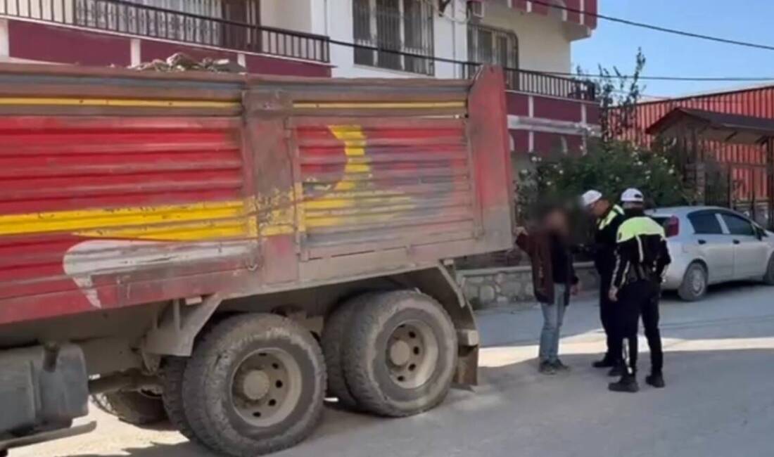 Hatay’ın Samandağ ilçesinde, sürücü belgesi olmadan kamyon kullanan bir kişiye