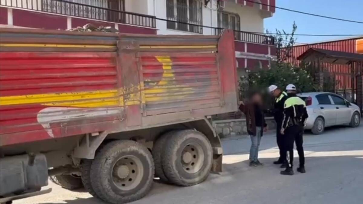 Hatay’ın Samandağ ilçesinde, sürücü belgesi olmadan kamyon kullanan bir kişiye