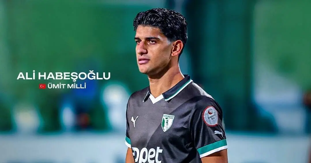 Antakyalı Ali Habeşoğlu Millî Forma ile Parladı Futbola Maşukluspor ve Hatayspor altyapılarında başlayan, 6 Şubat depremleri sonrası