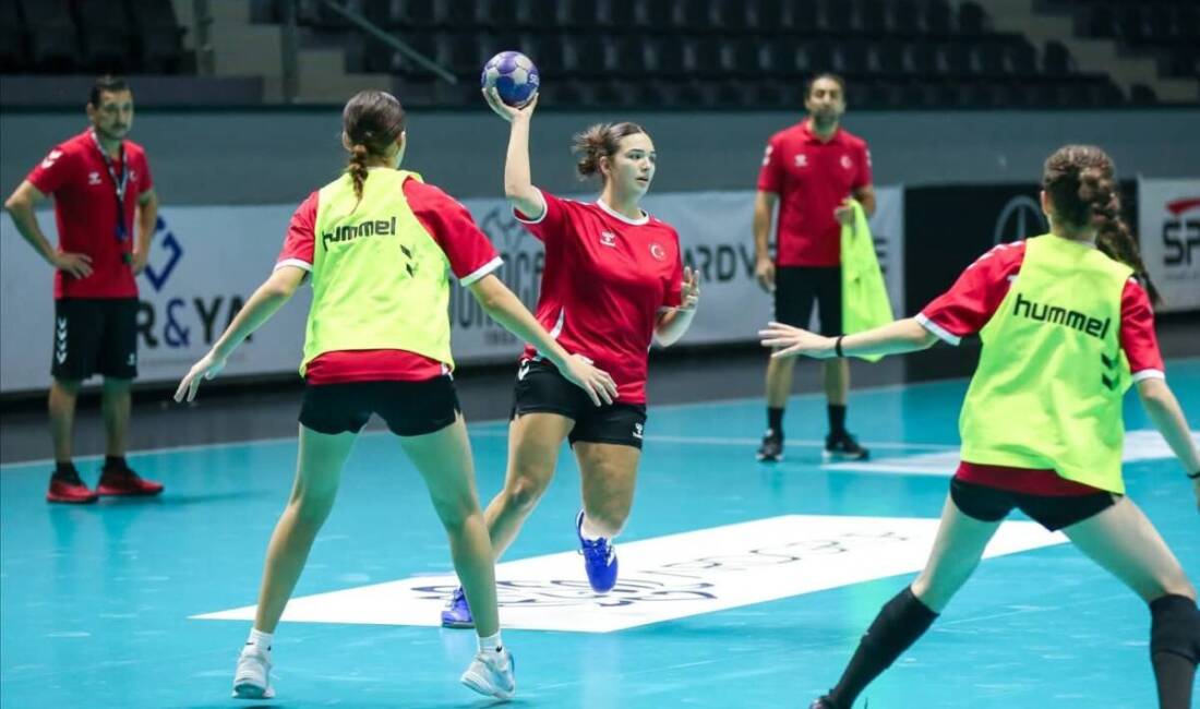 İskenderun Belediyesi kız hentbol takımı sporcusu Şengül Eda Kurt, üçüncü