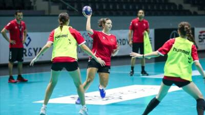 İskenderun Belediyesi kız hentbol takımı sporcusu Şengül Eda Kurt, üçüncü