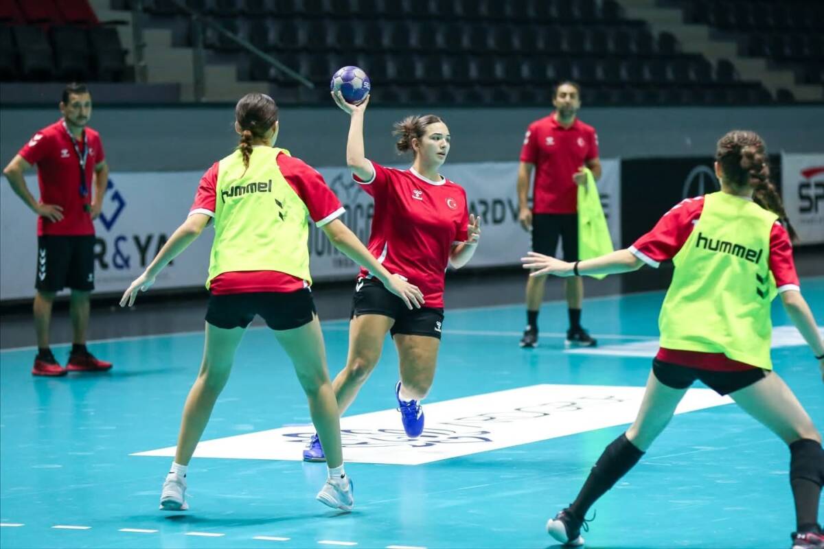 İskenderun Belediyesi kız hentbol takımı sporcusu Şengül Eda Kurt, üçüncü