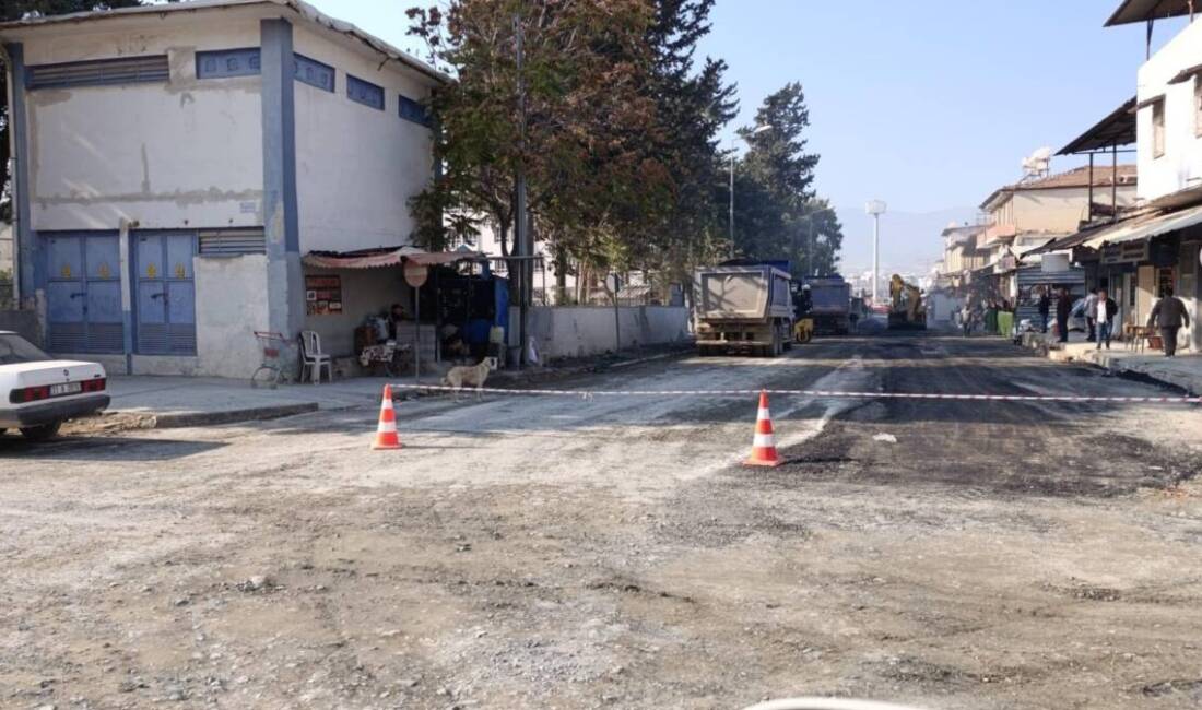 CHP Antakya İlçe Başkanı Ümit Kutlu, Antakya Ataker İlkokulu’nun yanında