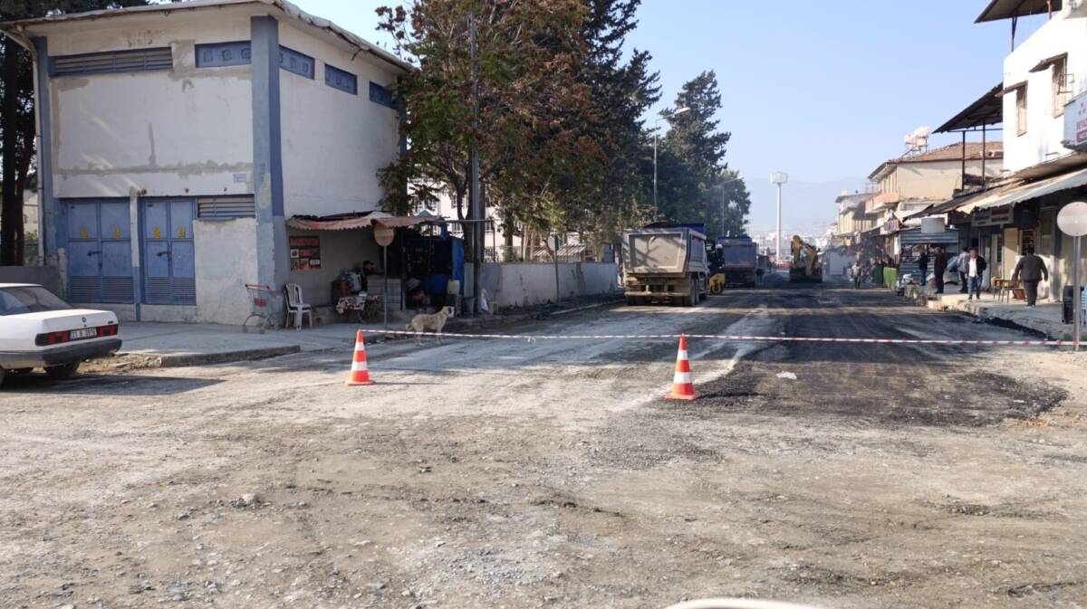 CHP Antakya İlçe Başkanı Ümit Kutlu, Antakya Ataker İlkokulu’nun yanında