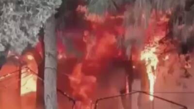 Hatay’ın Defne ilçesinde çıkan yangın, çadırdan prefabrik ofise sıçradı. Olayda