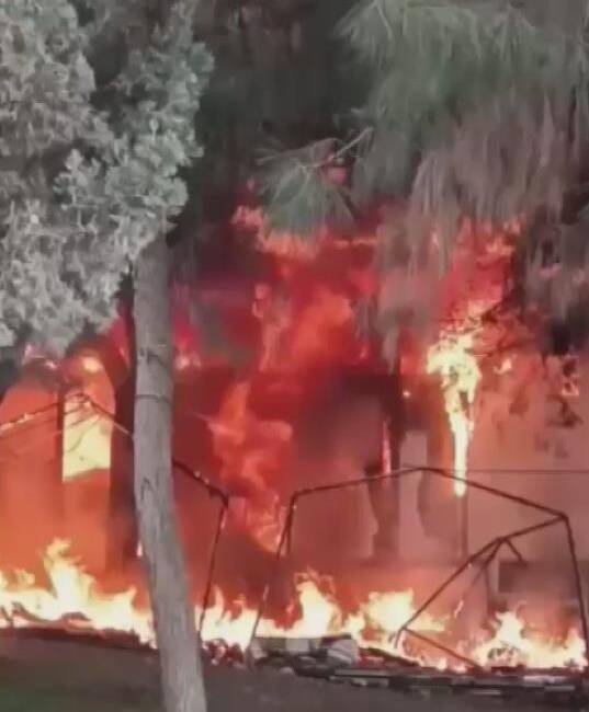 Hatay’ın Defne ilçesinde çıkan yangın, çadırdan prefabrik ofise sıçradı. Olayda
