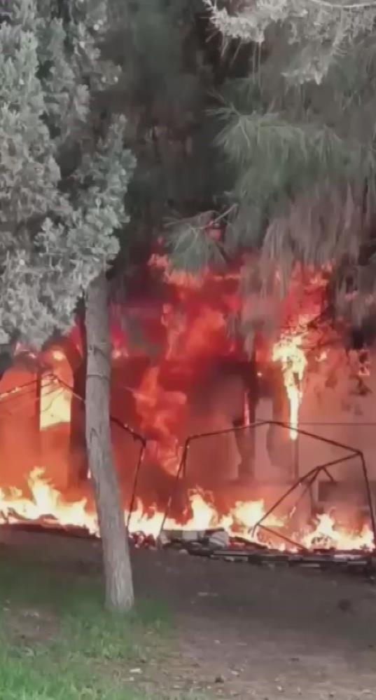 Hatay’ın Defne ilçesinde çıkan yangın, çadırdan prefabrik ofise sıçradı. Olayda