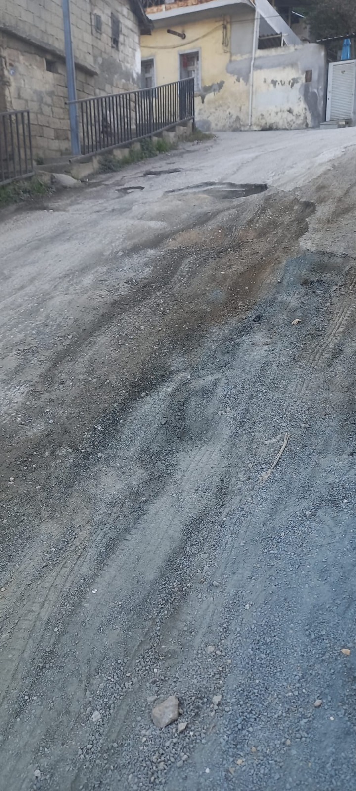 Antakya’nın Orhanlı Mahallesi’nin üst kesimlerinde bulunan yüksek rampalı yol, özellikle